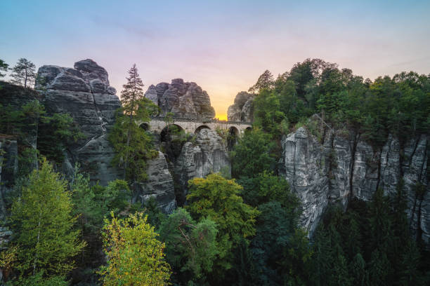 pont bastei (basteibrucke) au coucher du soleil - bastei, saxe, allemagne - basteifelsen photos et images de collection