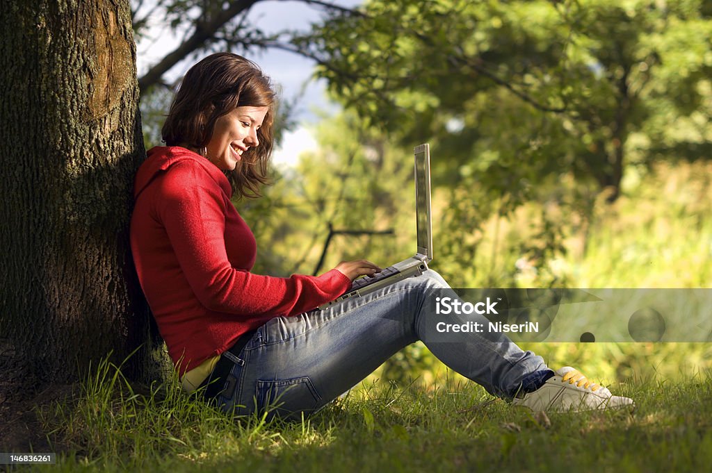 Teen estudante trabalhar ao ar livre - Royalty-free Adolescente Foto de stock