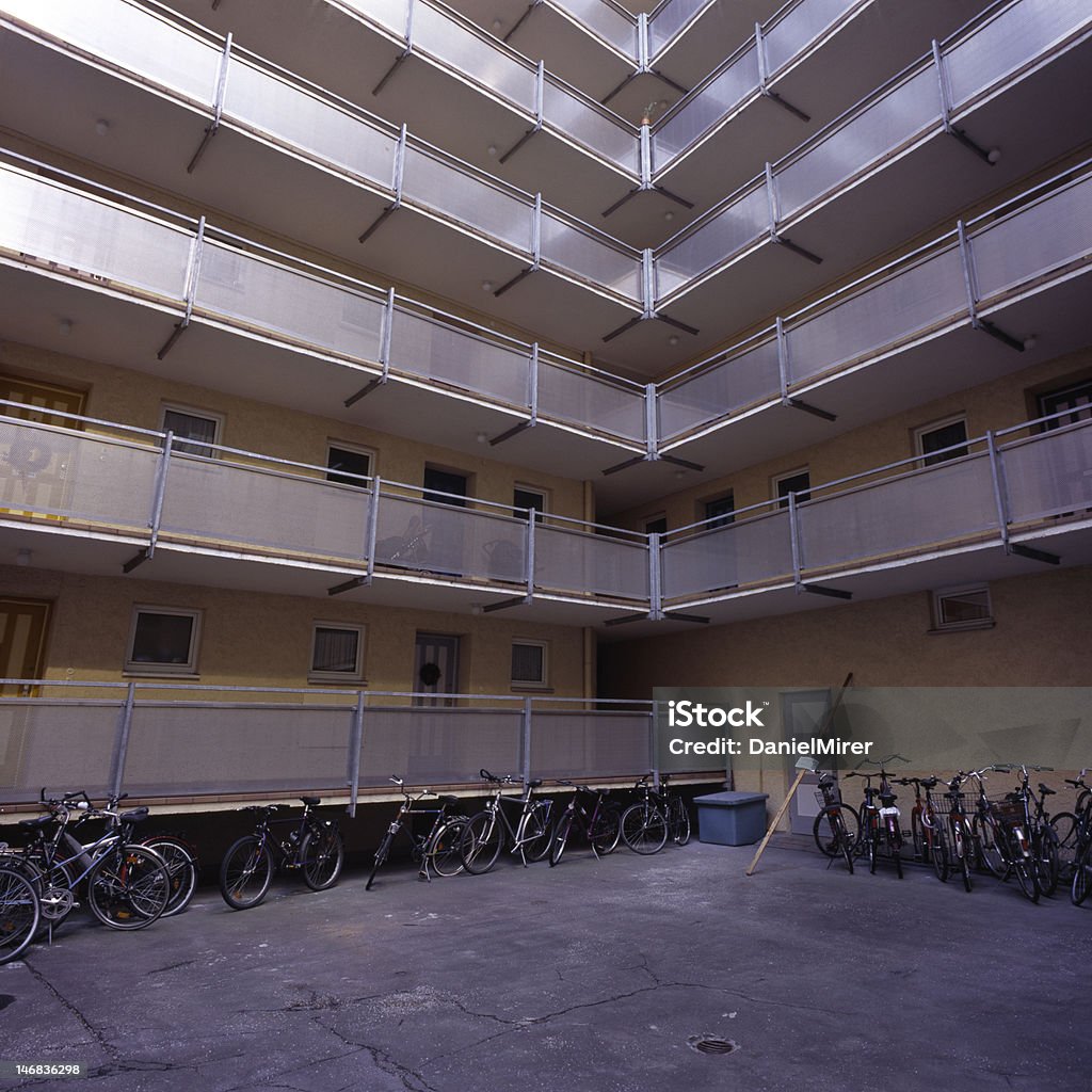 APARTAMENTO patio de edificio - Foto de stock de Actividad móvil general libre de derechos