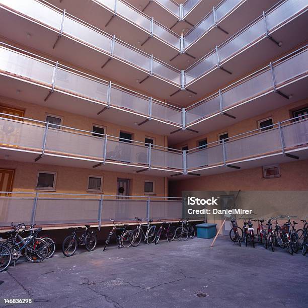 Apartamento Patio De Edificio Foto de stock y más banco de imágenes de Actividad móvil general - Actividad móvil general, Alemania, Arquitectura exterior