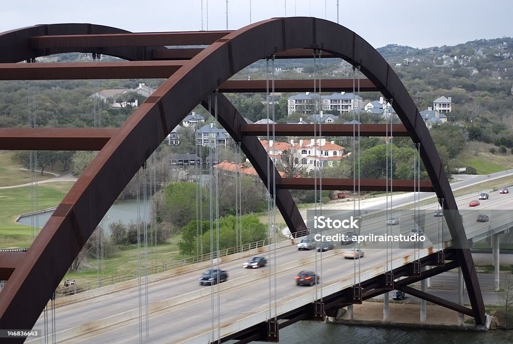 Austin Texas-Brücke auf der LOOP 360 mit Häuser und Autos - Lizenzfrei Kapitol von Austin Stock-Foto