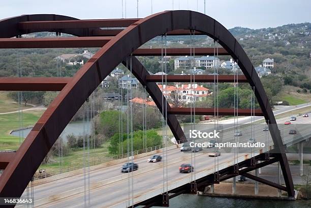Austin Texasbrücke Auf Der Loop 360 Mit Häuser Und Autos Stockfoto und mehr Bilder von Kapitol von Austin