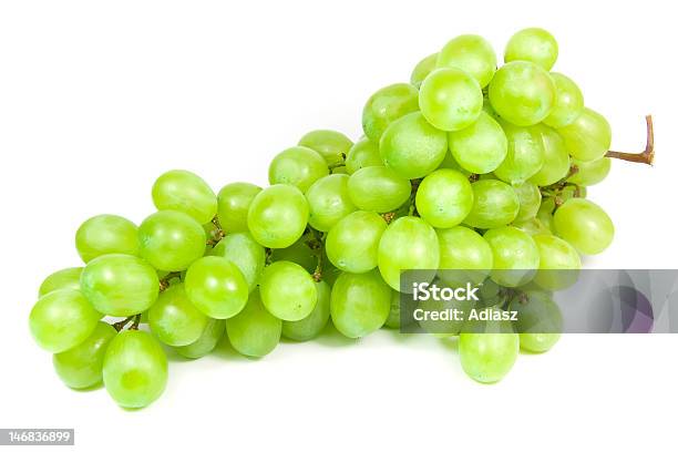 Cacho De Uvas Verdes - Fotografias de stock e mais imagens de Alimentação Saudável - Alimentação Saudável, Branco, Comida