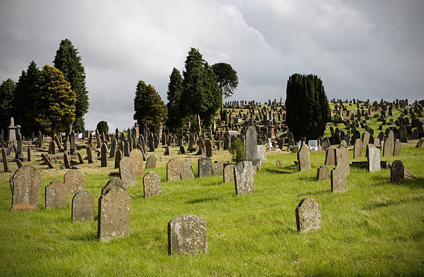 cmentarz z przestarzały bent gravestones - cemetery hill zdjęcia i obrazy z banku zdjęć