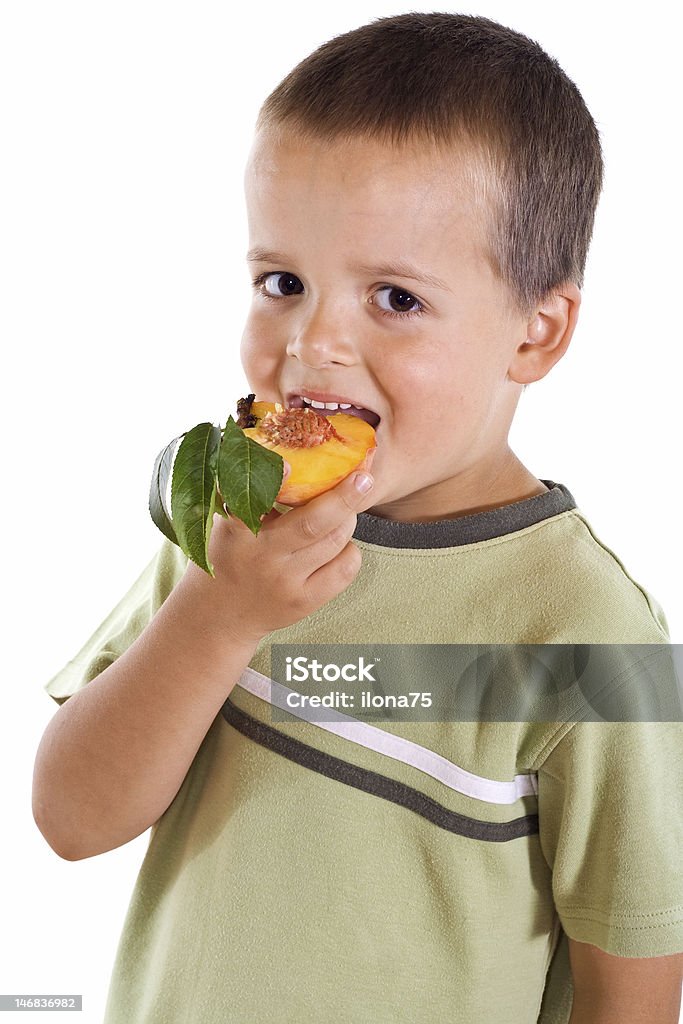 Niño comiendo melocotón - Foto de stock de Comer libre de derechos