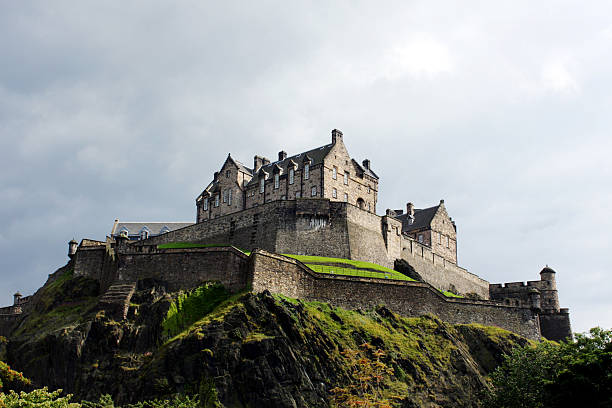 edinburgh castle gegen die stürmischen himmel - scottish national hat stock-fotos und bilder