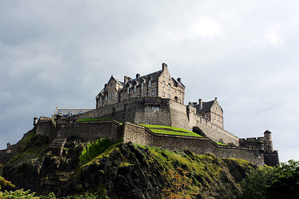 el castillo de edimburgo en contra de un vehemente sky - edinburgh fotografías e imágenes de stock