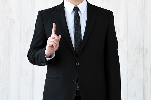 Hombre de negocios levantando el dedo índice photo