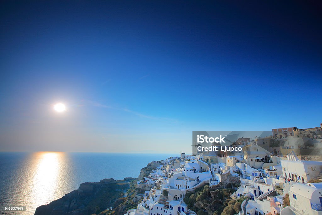 Zachód słońca w miejscowości Oia, na wyspie Santorini - Zbiór zdjęć royalty-free (Architektura)