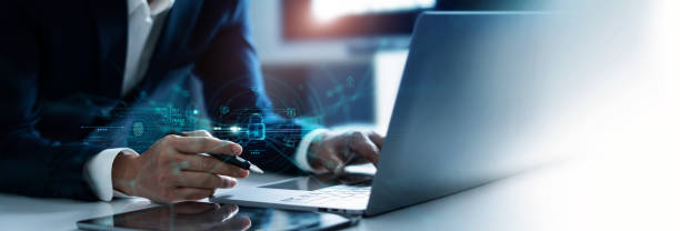 Businessman using laptop and encryption of business data network with fingerprint scanning and Biometric identification of security, Protect business transaction from digital cyber attack. empresario que utiliza la computadora portátil y el cifrado de la red de datos comerciales con escaneo de huellas dactilares e identificación biométrica de seguridad, proteja las transacciones comerciales de los ataques cibernéticos digitales.