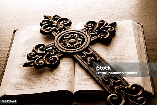 Krzyż Celtycki Z Biblii - zdjęcia stockowe i więcej obrazów Bez ludzi - Bez ludzi, Biblia, Chrześcijaństwo