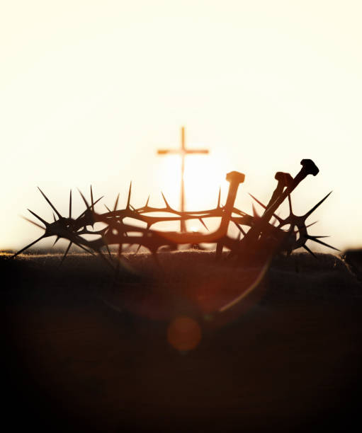 cruz, corona de espinas y clavos, que simboliza el sacrificio y el sufrimiento de jesucristo, sobre un fondo brillante - crucifix fotografías e imágenes de stock