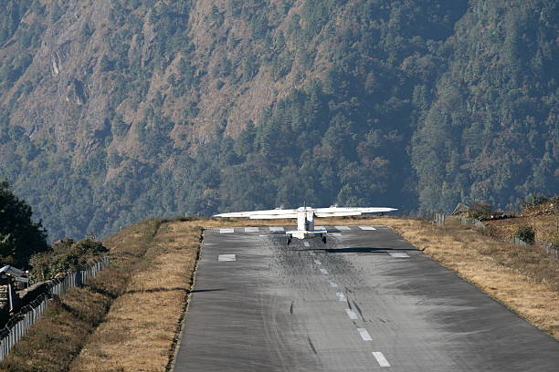 avion vole départ de l'aéroport de lukla - lukla photos et images de collection