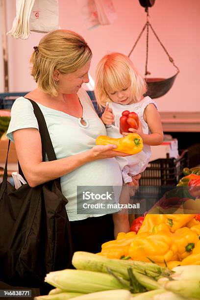 Compra Verduras Foto de stock y más banco de imágenes de Embarazada - Embarazada, Ir de compras, Maíz - Alimento