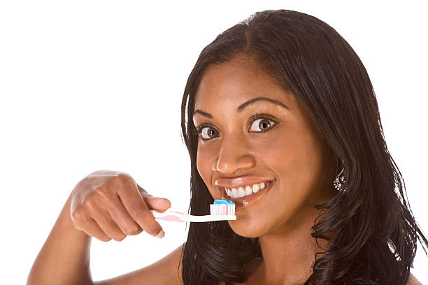 higiene bucal, afro-american girl con cepillo de dientes - dental hygiene elegance black toothbrush fotografías e imágenes de stock
