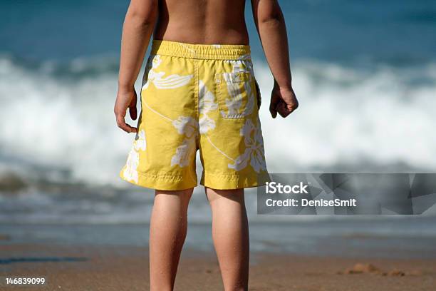 Fiore Ragazzo - Fotografie stock e altre immagini di Calzoncini da bagno - Calzoncini da bagno, Giallo, Abbigliamento intimo