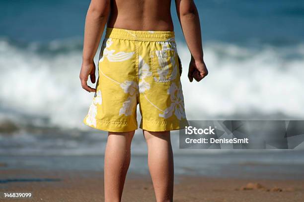 花の少年 - 水泳パンツのストックフォトや画像を多数ご用意 - 水泳パンツ, 黄色, 1人