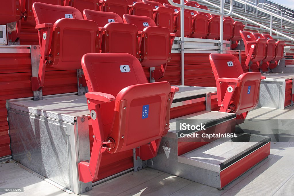 Bleacher de estar accesible para personas con discapacidades - Foto de stock de Asiento libre de derechos