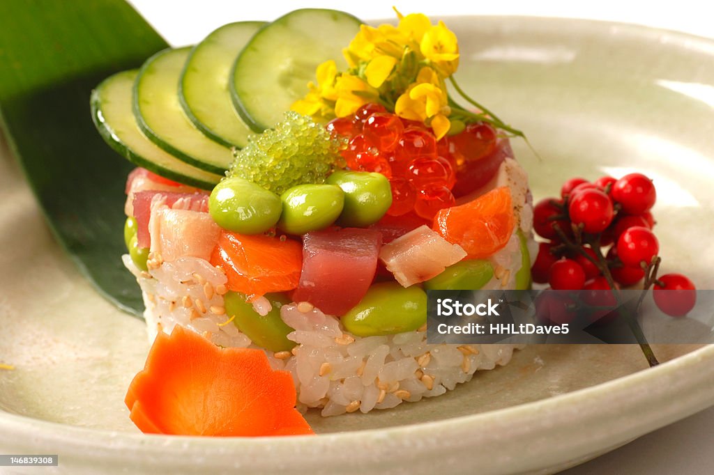 Asian aperitivo de atún, salmón con arroz y verduras - Foto de stock de Alimento libre de derechos