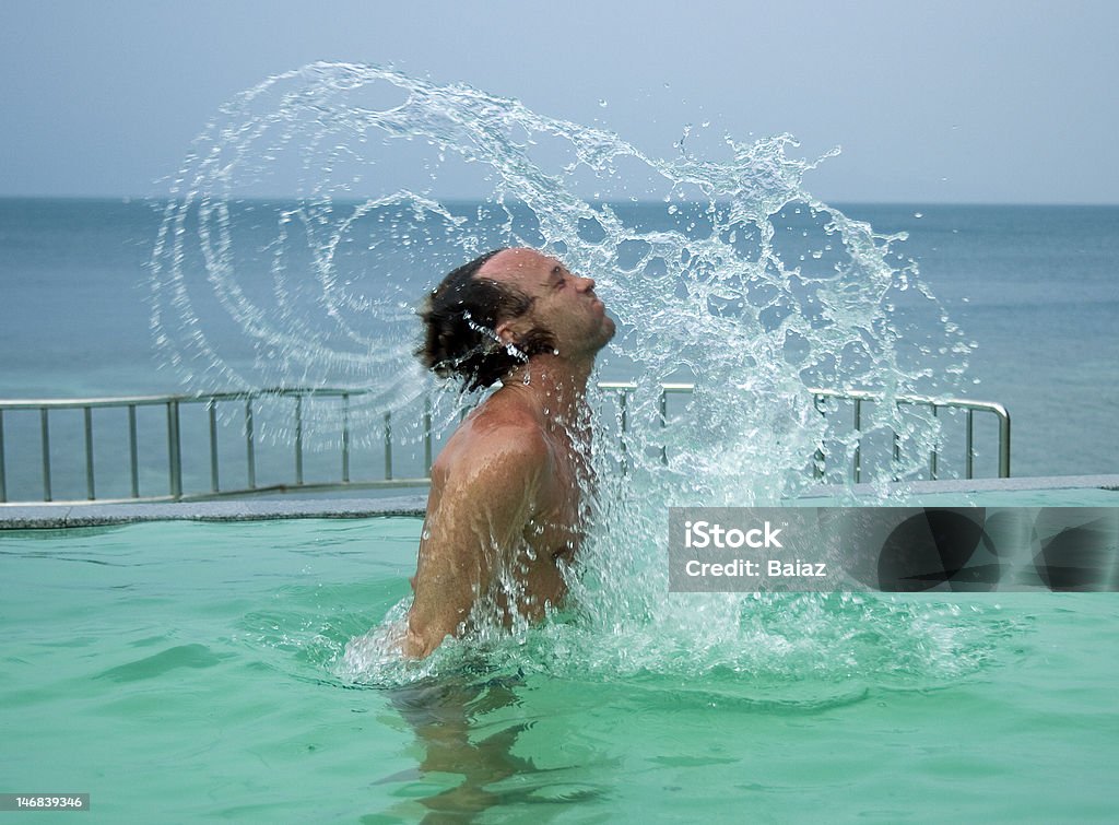 Mergulhando água, brincando em um swimmingpool - Foto de stock de Acampamento de Férias royalty-free