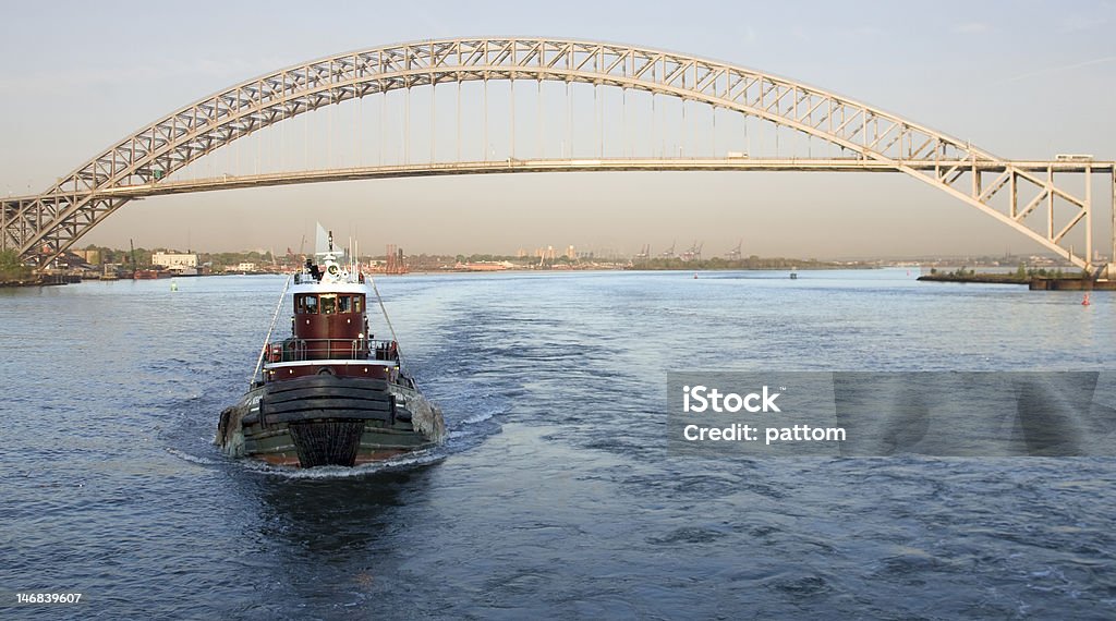 golden dawn setzt eine arch bridge hinter einem Schlepper - Lizenzfrei Bayonne-Brücke Stock-Foto