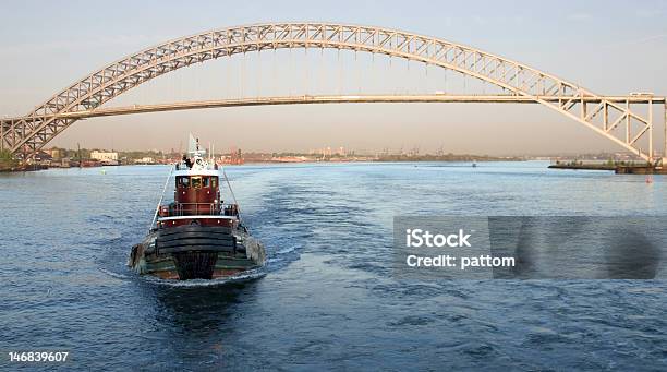 Golden Dawn Setzt Eine Arch Bridge Hinter Einem Schlepper Stockfoto und mehr Bilder von Bayonne-Brücke