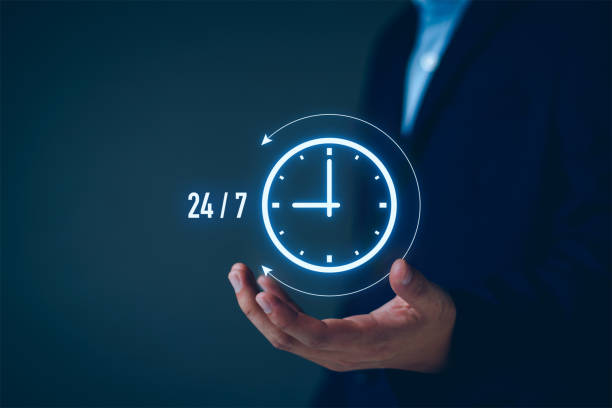 concepto de servicio sin escalas. hombre de negocios espectáculo virtual 24-7 con reloj para todo el mundo sin parar y a tiempo completo disponible contacto de servicio al cliente concepto. servicio al cliente digital en línea en la red de internet - c02 fotografías e imágenes de stock