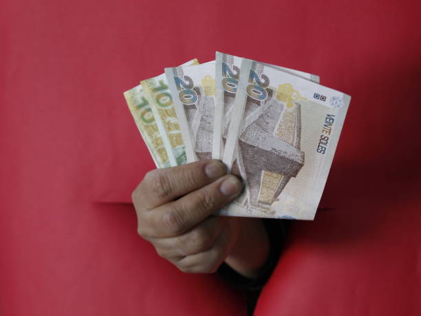economía y finanzas con dinero peruano - peruvian paper currency fotografías e imágenes de stock