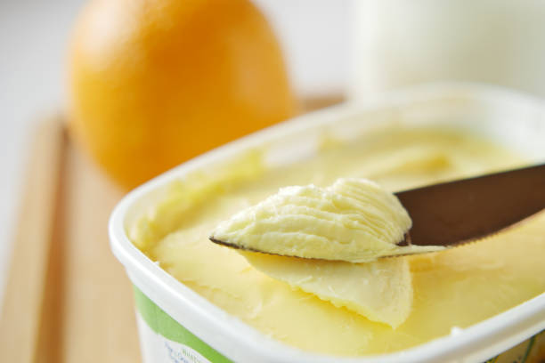 nahaufnahme von frischer butter in einem behälter - butter margarine fat bread stock-fotos und bilder