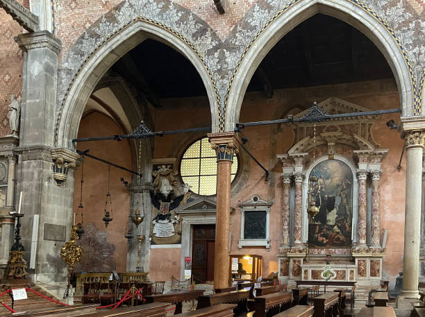 innenraum der chiesa di santo stefano in venedig - cathedral italy venice italy inside of stock-fotos und bilder
