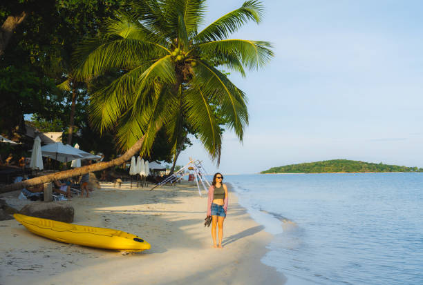 mujer parada cerca del kayak en la playa de ko samui - sports venue luxury love enjoyment fotografías e imágenes de stock