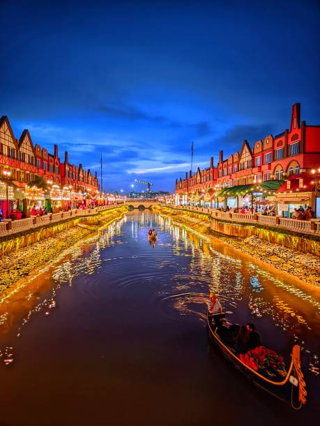 un fiume alla periferia della città con belle luci notturne - nyhavn canal foto e immagini stock