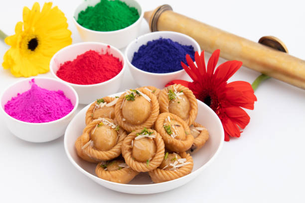 chandrakala gujia mithai también llamado suryakala gujiya, pirukiya, pirukia, pedakiya, karanji, basundi gughra hecho de suji ghee relleno con mawa khoya chasni mava khoa para deepawali, teez, holi, teej - gujia fotografías e imágenes de stock