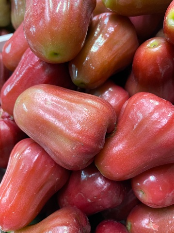 Rose apples are sold in the market in the morning.