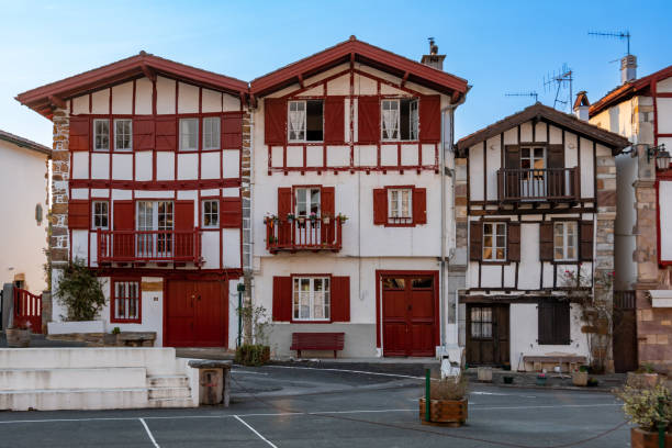 façades de maisons basques typiques dans le village touristique d’ainhoa, france - ainhoa photos et images de collection
