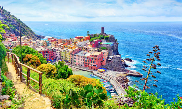 miasto vernazza w: cinque terre - vibrant color mountain bay beach zdjęcia i obrazy z banku zdjęć