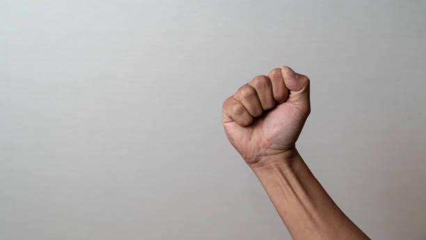 faire un coup de poing - punching one person shaking fist fist photos et images de collection