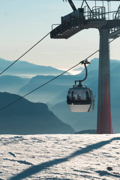 hanging cable car cabins. - overhead cable car dolomites italy snow imagens e fotografias de stock