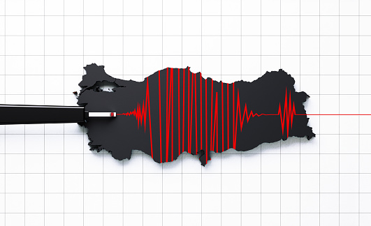 Sismógrafo que registra una actividad sísmica en Turquía sobre papel de cuadrícula photo