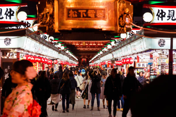 temple senso-ji et rue nakamise à asakusa la nuit - kaminarimon gate photos et images de collection