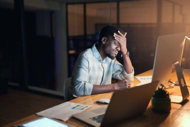 Burnout, night or black man with headache in office for computer 404 glitch, coding anxiety or mental health. Sad, tired or developer on tech for programming depression, work stress or software fail agotamiento, noche u hombre negro con dolor de cabeza en la oficina por falla informática 404, ansiedad de codificación o salud mental. triste, cansado o desarrollador de tecnología para programar depresión, estrés laboral o falla de software