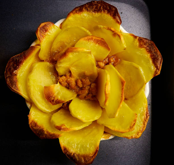 patate cotte a forma di fiore, in una teglia. cucina giapponese, cucina francese - food sweet potato yam vegetable foto e immagini stock