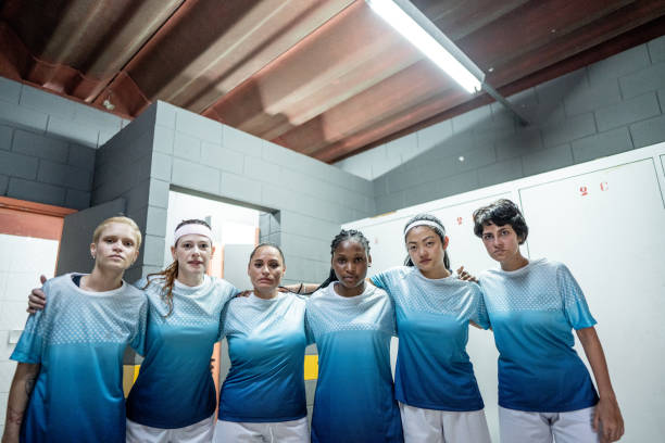 portret kobiecej drużyny piłkarskiej w szatni - sports uniform blue team event sports activity zdjęcia i obrazy z banku zdjęć