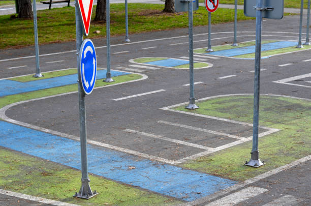 der pädagogische verkehrsspielplatz ist eine reihe von produkten, die für kinder im schulpflichtigen alter bestimmt sind, um die regeln des straßenverkehrs zu erlernen, und für die praktische ausbildung im bereich der fußgängerbewegung zum lernen. - paint roller paint white painting stock-fotos und bilder