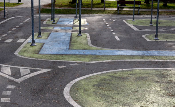 der pädagogische verkehrsspielplatz ist eine reihe von produkten, die für kinder im schulpflichtigen alter bestimmt sind, um die regeln des straßenverkehrs zu erlernen, und für die praktische ausbildung im bereich der fußgängerbewegung zum lernen. - paint roller paint white painting stock-fotos und bilder