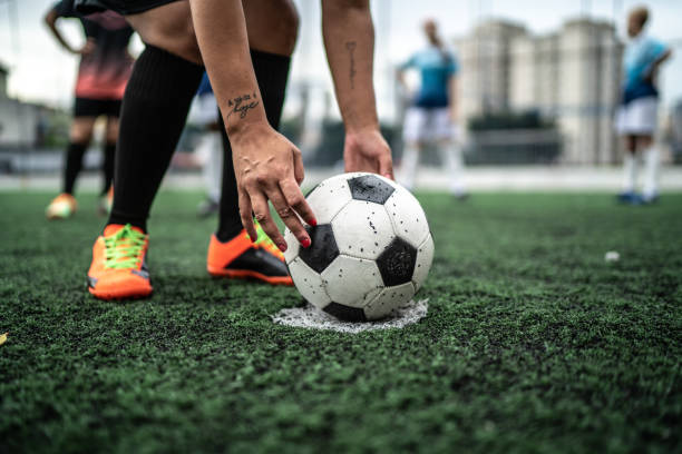 프리킥을 위해 공을 놓는 여자 축구 선수의 낮은 부분 - club soccer 뉴스 사진 이미지