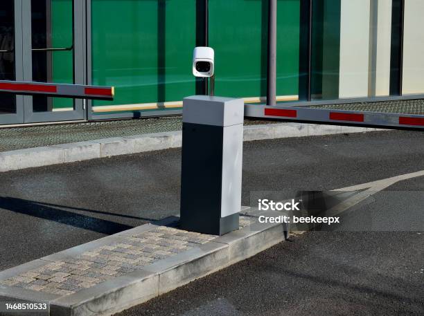 Portão Automático De Barreira à Entrada Do Estacionamento Do Carro Foto de  Stock - Imagem de seguro, protetor: 233894894