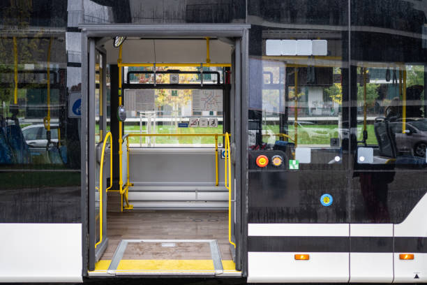 abrir por en autobús - bus door fotografías e imágenes de stock