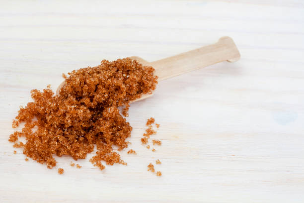 сахар и коричневый сахар - syrup brown sugar sugar spoon стоковые фото и изображения