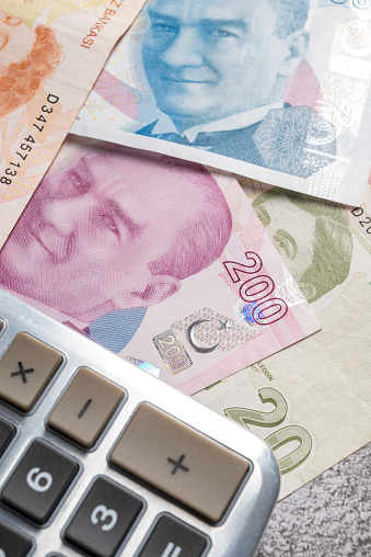 Calculadora de 10, 20, 50, 100 y 200 liras turcas o billetes TL photo